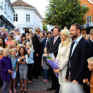 Kronprins Haakon, Kronprinsesse Mette-Marit og fylkesmann Øystein Djupedal under vandringen i Grimstad sentrum (Foto: Gorm Kallestad / Scanpix)